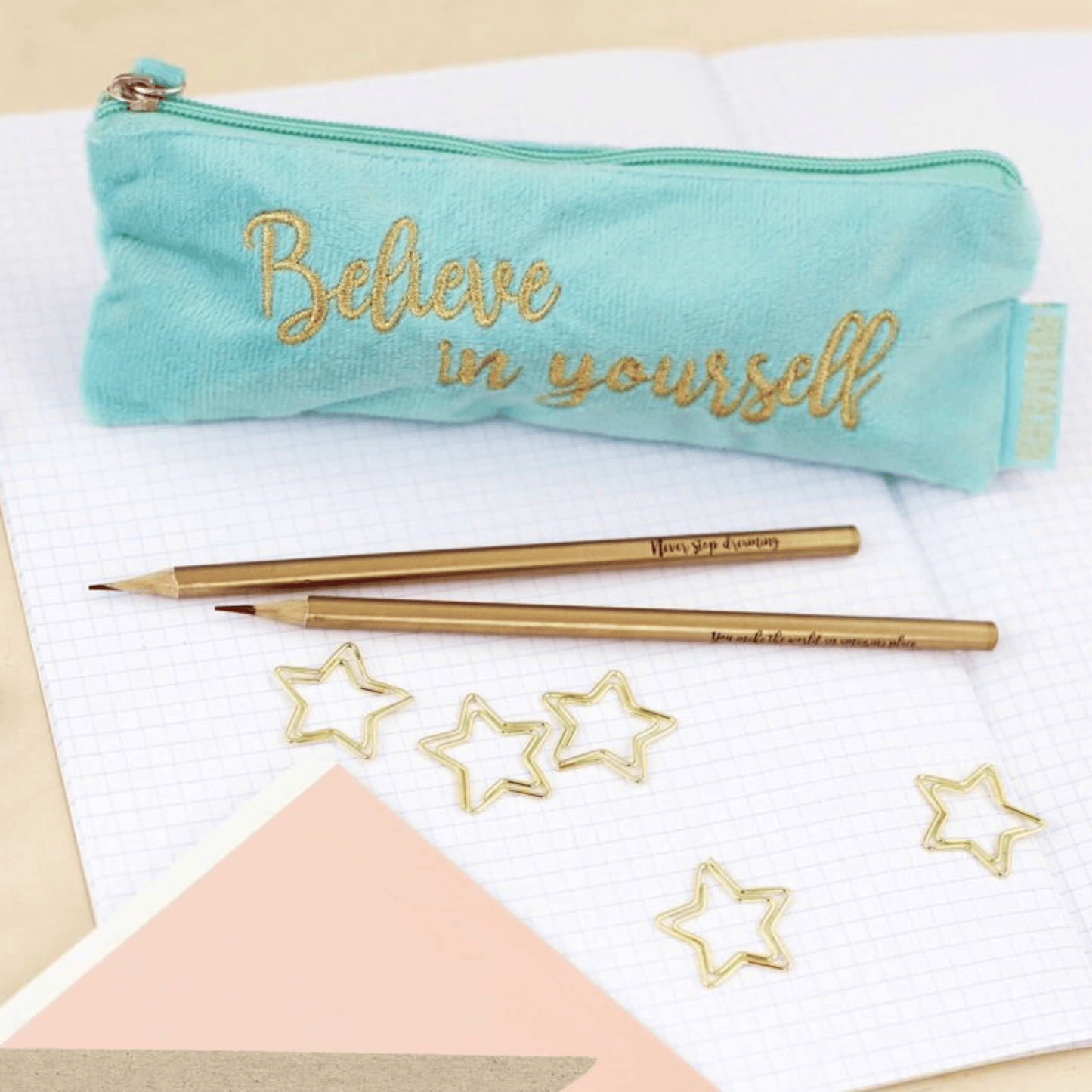 Set Trousse turquoise avec 2 crayons et 5 trombones étoiles - Organisatoo