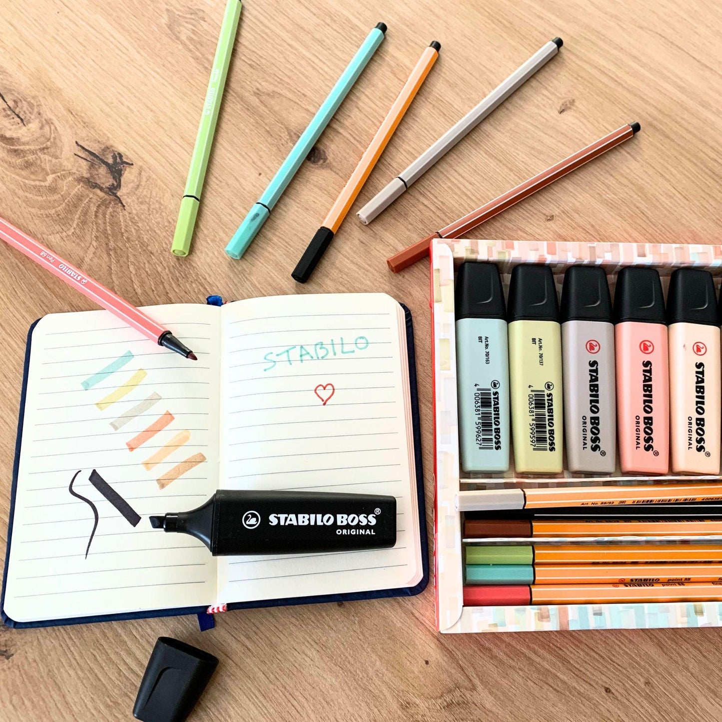 Coffret Stabilo 19 pièces : 6 surligneurs + 6 feutres + 6 stylos feutres + 1 marqueur. Nature colors. - Organisatoo