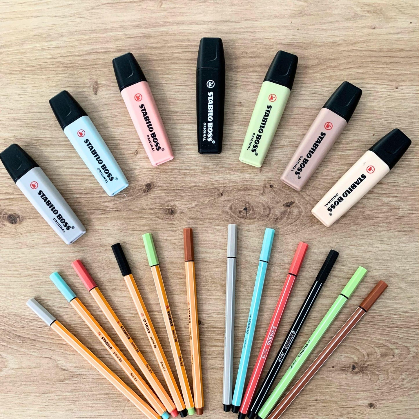 Coffret Stabilo 19 pièces : 6 surligneurs + 6 feutres + 6 stylos feutres + 1 marqueur. Nature colors. - Organisatoo