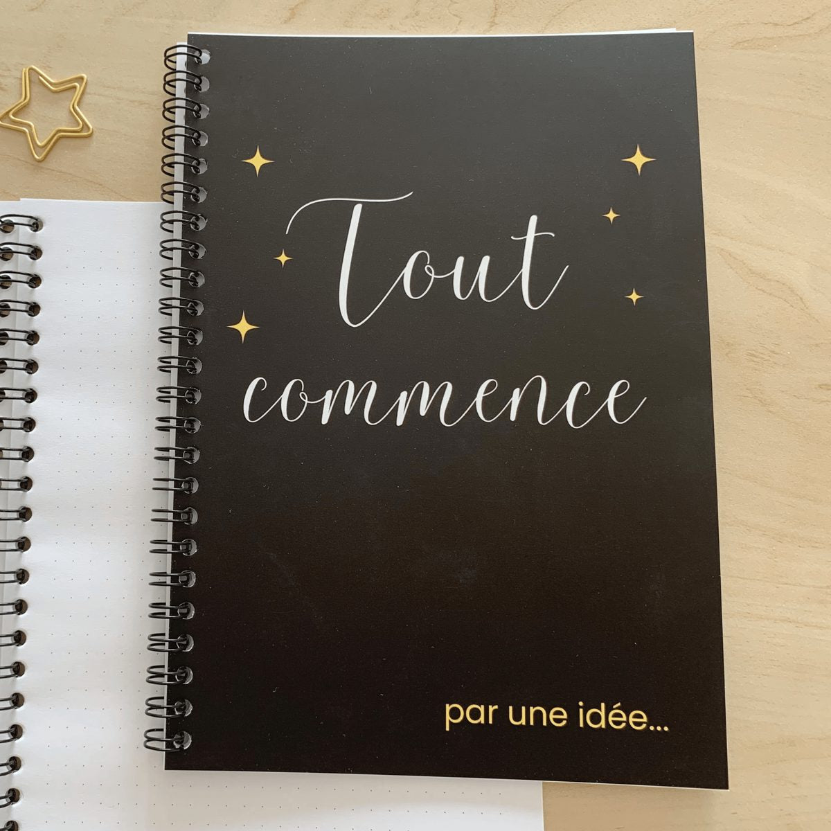 Cahier tout commence par une idée - A5 spirales 25 pages - Organisatoo