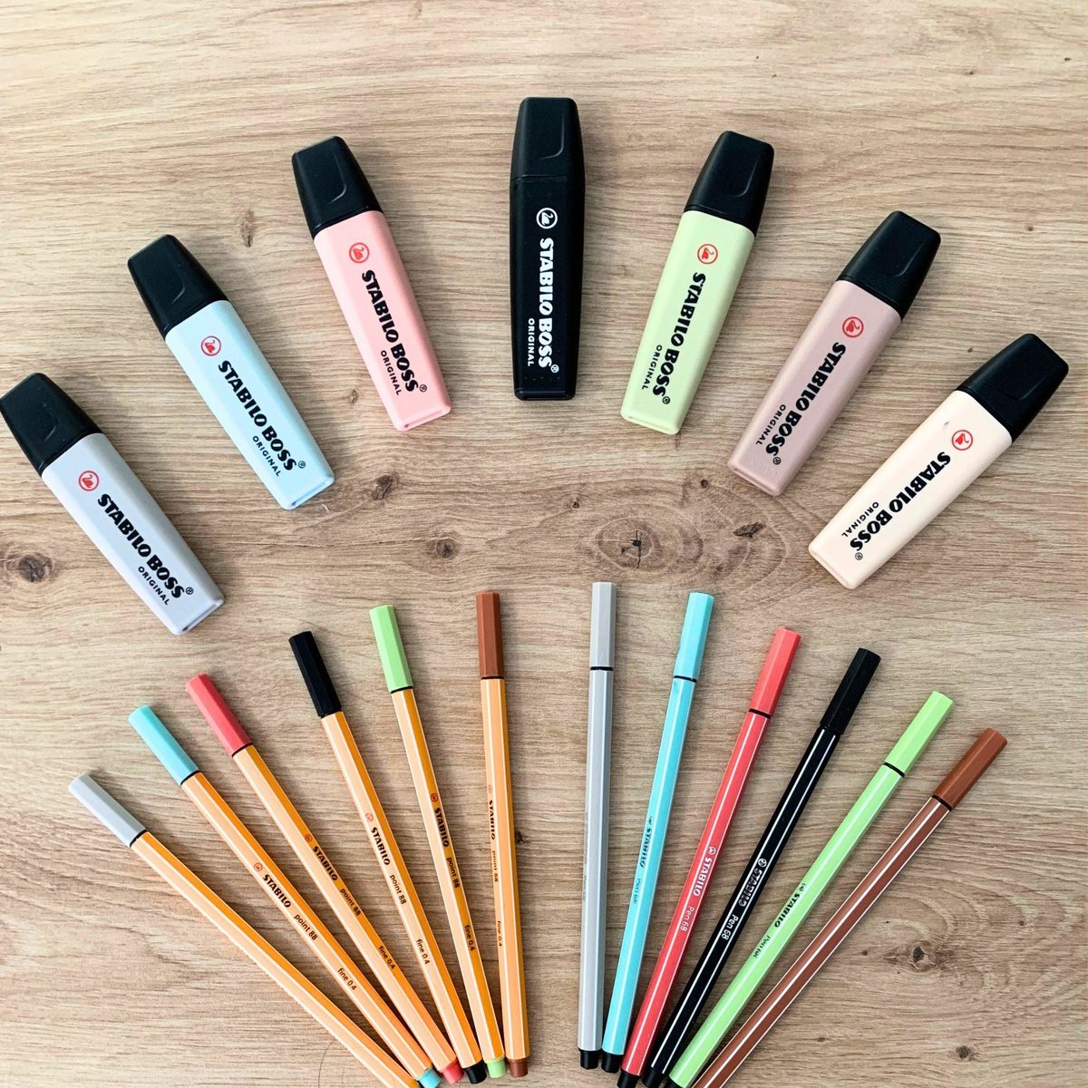 Coffret Stabilo 19 pièces : 6 surligneurs + 6 feutres + 6 stylos feutres + 1 marqueur. Nature colors. - Organisatoo
